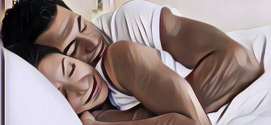 Ragam Manfaat Suami Peluk Istri Saat Tidur Malam
