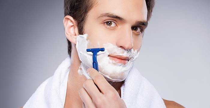 4. Mencukur Kumis dan Jenggot di Pesawat