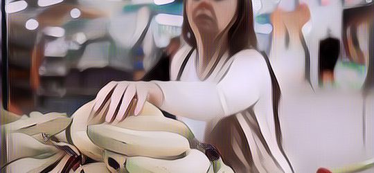 Ya Ampun, Pria Ini Rela Buang Kulit Pisang yang Dibelinya Biar Dapat Harga Murah