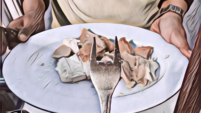 Aneh Tapi Nyata, Kenapa Garpu Tukang Siomay Selalu Patah di Bagian Tengahnya?