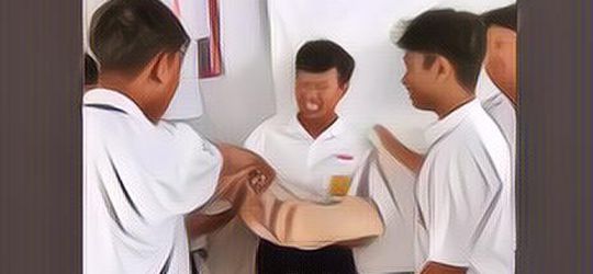 Anak-anak SMP Ini Patungan Belikan Temannya Sepatu Baru, Alasannya Menyentuh Hati