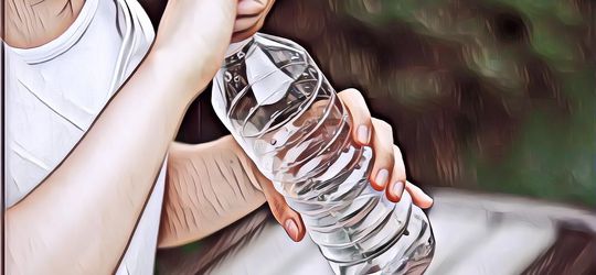 Seorang TikToker Keracunan Air Mineral Usai Melakukan Hal Fatal Ini