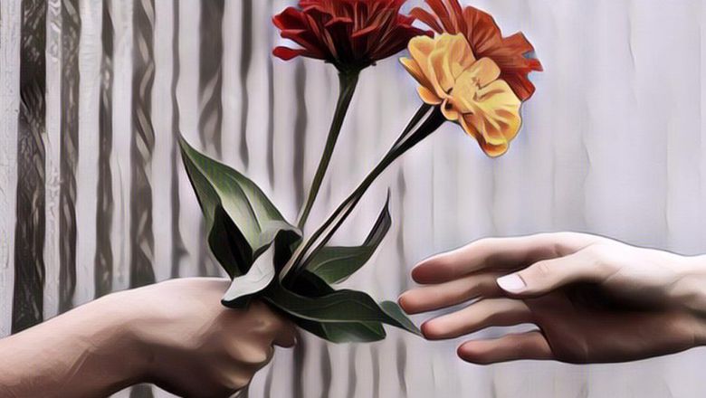 Lucu Banget! Polisi Ini Ditembak Sama Bocah Kecil Pakai Bunga, Warganet: Jangan Lukai Hati Warga