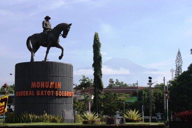 1. Pose Patung Kuda dengan Satu Kaki Terangkat