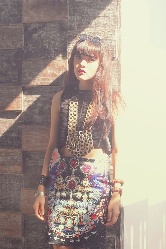 Bawahan bermotif dan kalung