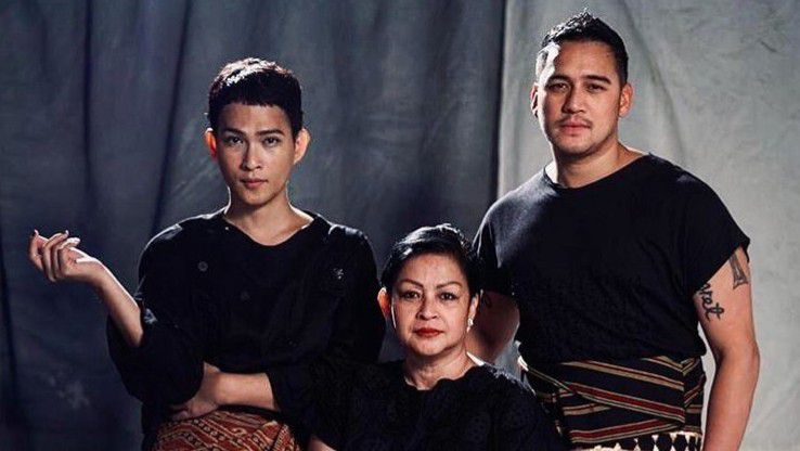 Kebersamaan Oscar Lawalata Bersama Sang Bunda Reggy Lawalata dan Mario Lawalata