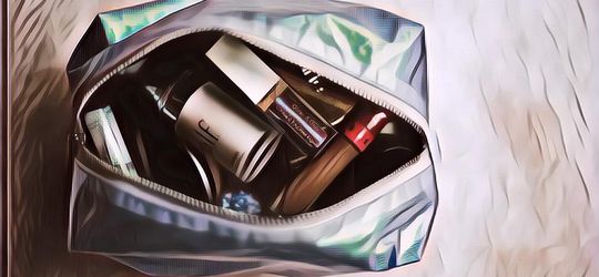 Enggak Cuma Lipstik, Ini 5 Kosmetik yang Wajib Dibawa saat Traveling