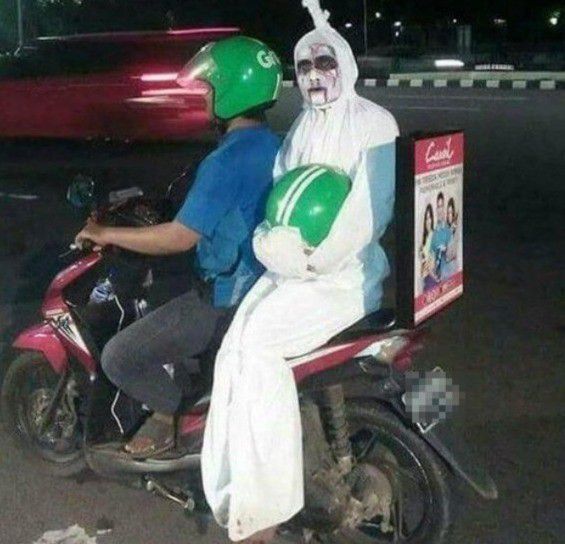 # Karena udah subuh, jadi pocong mesti balik ke kuburan. Tapi naik ojek karena capek juga loncat-loncat melulu