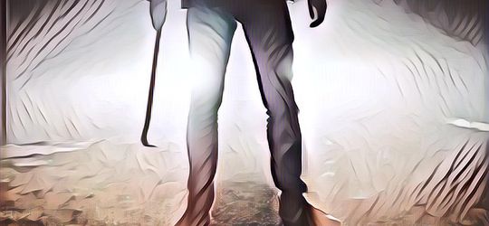 Ngeri! Ada Anak Bule Jalan-jalan Sambil Pegang Celurit di Bali