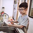9 Manfaat Mengerjakan Pekerjaan Rumah Tangga Bagi Anak-Anak