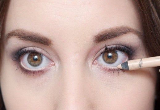 3. Menggunakan Eyeliner Nude