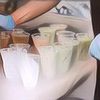 Wow, Pedagang Minuman Pinggir Jalan Ini Pakai Air Mineral merek Evian untuk Bahan Baku