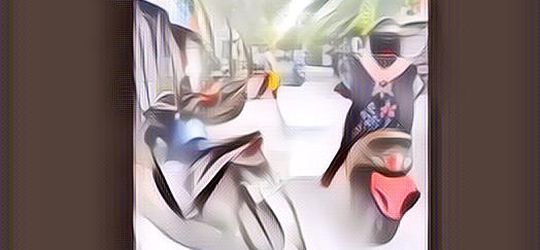 Kocak Bet! Ibu-ibu Ini Tutup Nomor Plat Motor Pakai Celana Dalam