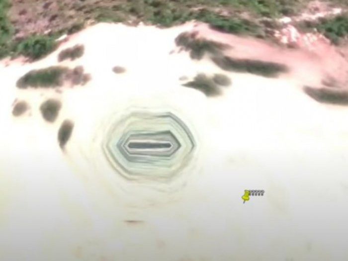 #2 Teori konspirasi markas alien