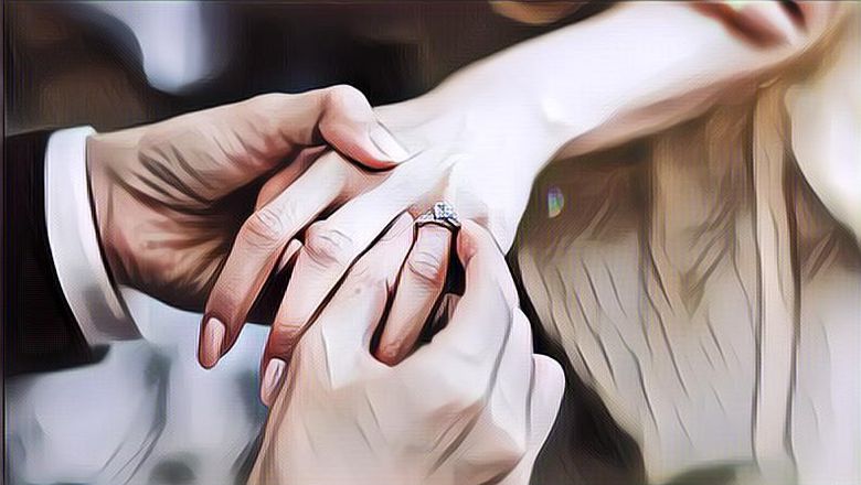 Viral Video Pasangan di Surabaya Sebar Uang Dolar Saat Acara Lamaran, Gimana Jadinya?