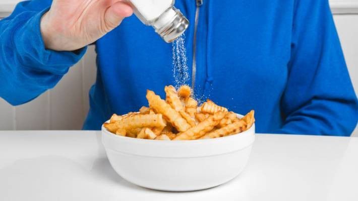2. Terlalu Banyak Mengonsumsi Garam