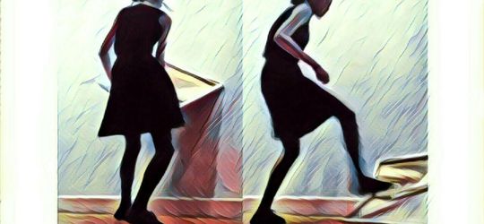 Dapat Kritik, Mahasiswi Seni Lukis Ini Hancurin Karyanya Sendiri