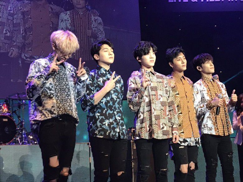 Band Day6 yang kompak pakai batik waktu fanmeeting di Indonesia pada Agustus 2017 lalu. Mirip band Indonesia yang lagi nyanyi buat Agustusan ya!
