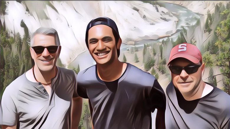 Pasangan Gay Merawat Bayi yang Dibuang, Dibesarkan Hingga Dewasa