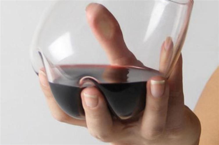 5. Mengusap bibir gelas