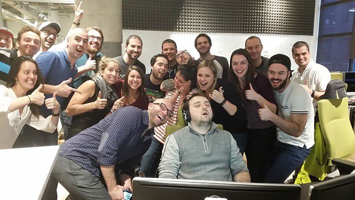 4. Ketiduran di kantor terus diisengin sama rekan kerja