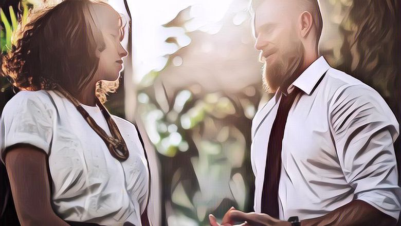 Beberapa Hal yang Bisa Kamu Lakukan Jika Suami Temanmu Menyukaimu