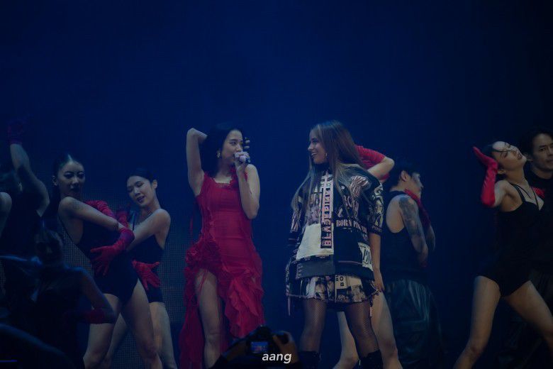 Camila Cabello Muncul Di Tengah Penampilan 