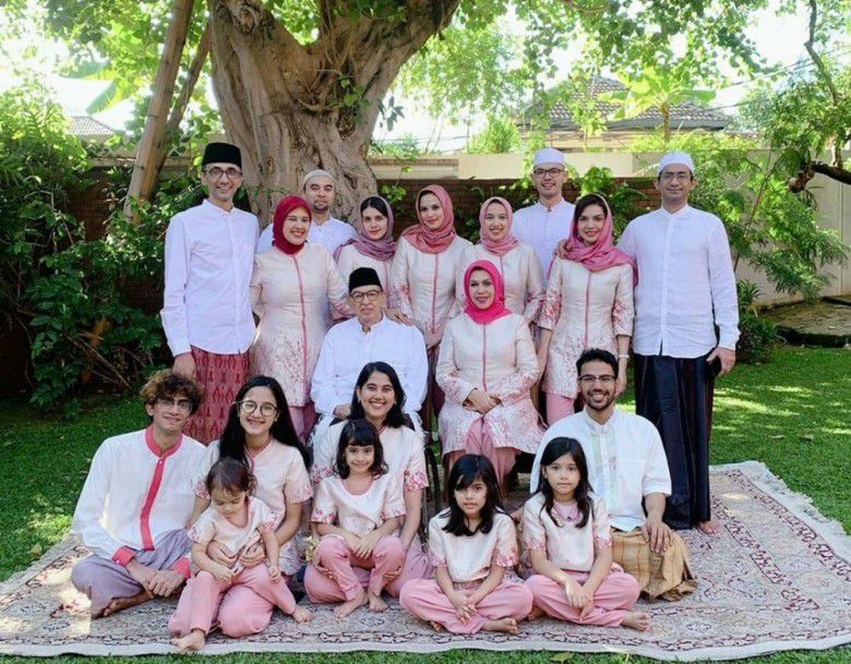 1. Keluarga Najwa Shihab merayakan hari kemenangan dengan kompak memakai setelan baju muslim berwarna putih dan pink. Cocok banget nih buat keluarga besar