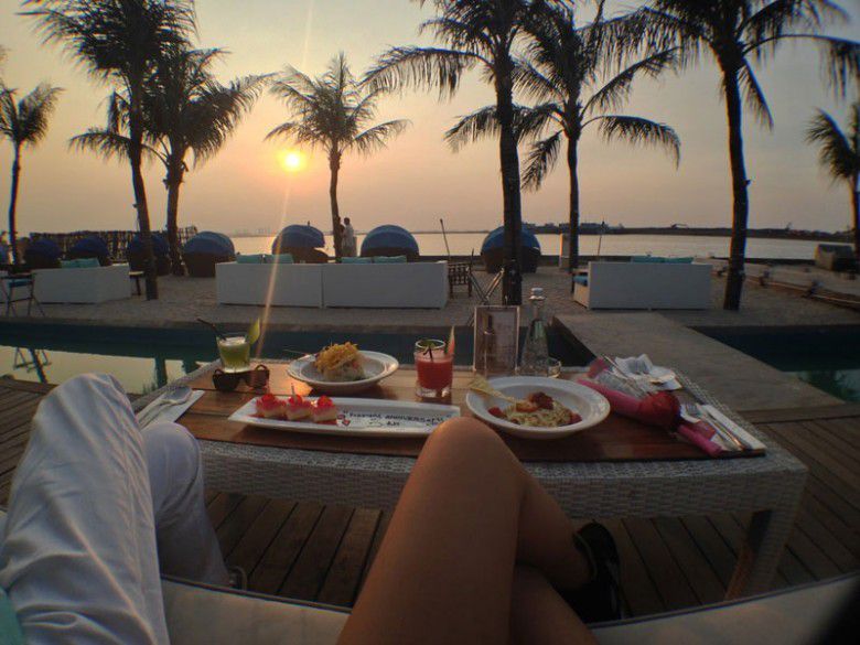 5. Senja dan Makan Malam di Tepi Pantai