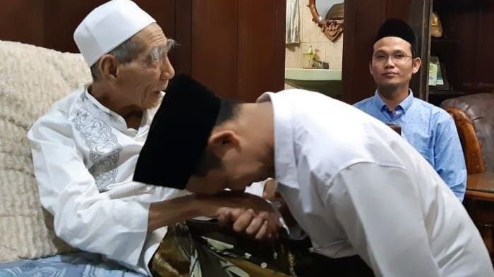 Gus Baha sosok santri yang dekat dengan kiainya