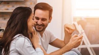 5. Suami Selingkuh dengan Rekan Kerja