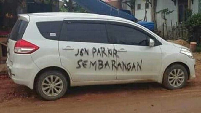 2. Parkir sembarangan