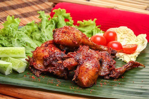 Nasi ayam bakar dan lalapan