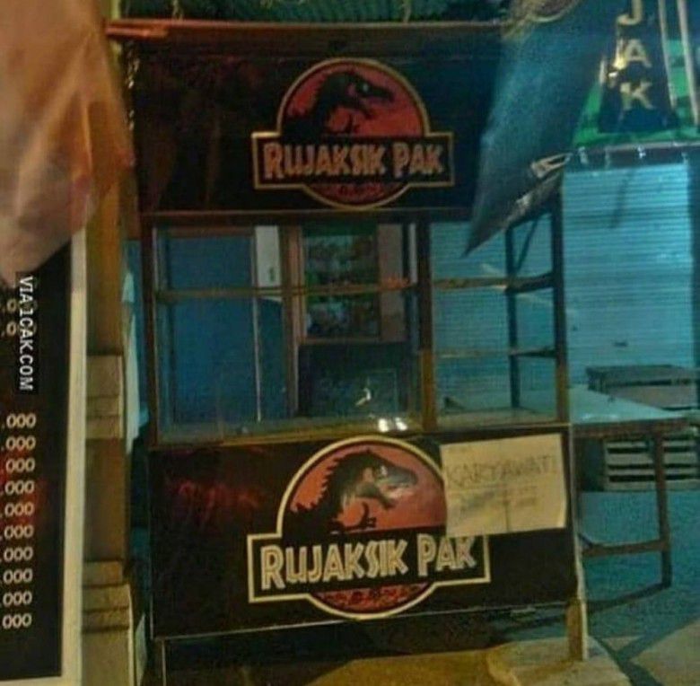 3. Hayo, jangan keliru bacanya loh! Ini bukan taman bermain ya, tapi orang jualan rujak