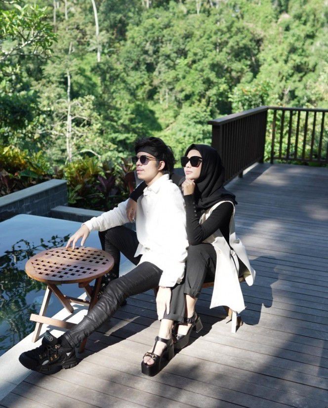 5. Aurel dan Atta memang seringkali menggunakan outfit yang senada, beginilah gaya Aurel saat mengenakan outfit dengan aksen hitam putih.