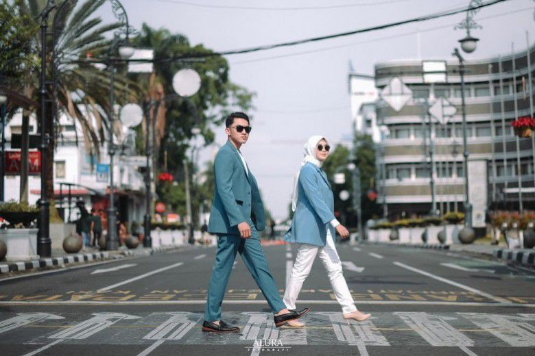 3. Berfoto di Tengah Jalan