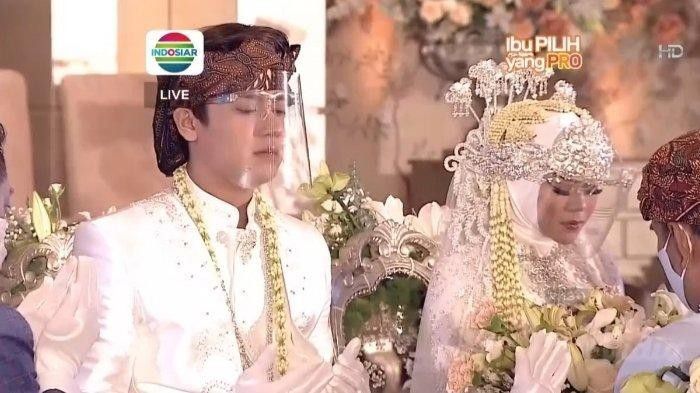 Kedua mempelai tampak khusyuk memanjatkan doa dalam salah satu rangkaian acara yang dilaksanakan