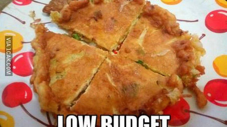 1. Anak kost pasti sering bikin pizza kayak gini