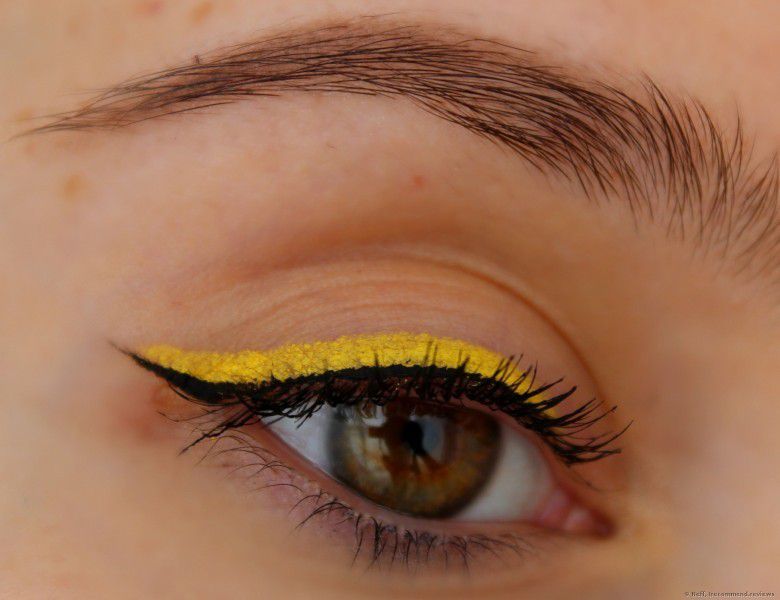 5. Eyeliner Neon