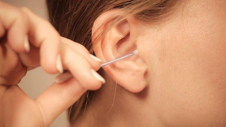 3. Membersihkan lubang telinga dan hidung