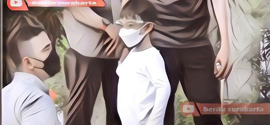 Sabarnya 2 Paspamres Ini Saat Momong Jan Ethes Bermain Perosotan di Taman