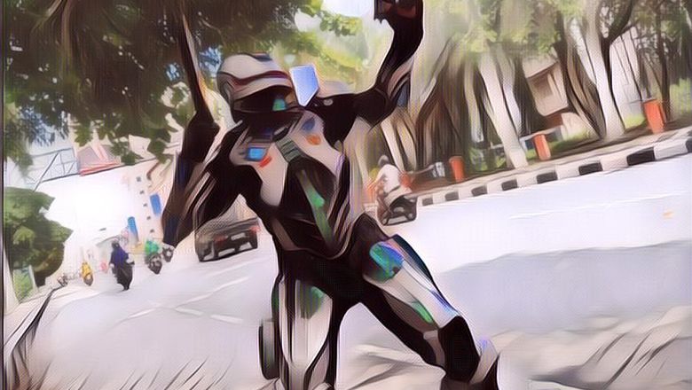 Memilukan, Begini Realita Kehidupan Penghibur Jalanan di Pontianak yang Menggunakan Kostum ‘Robocop’