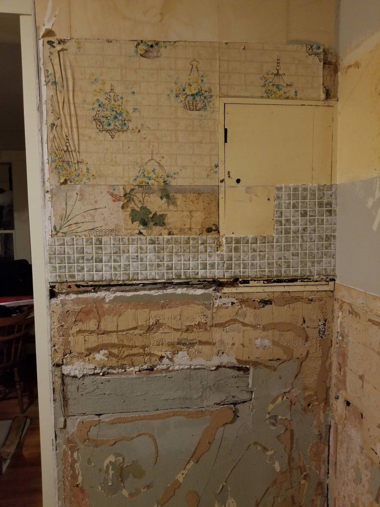 Ia bahkan tidak tahu bahwa dibalik lemari gantung terdapat sebuah lemar kecil.