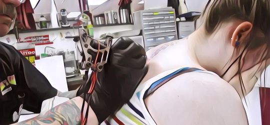 Akan Membuatmu Meringis, Beginilah Proses Bikin Tato di Kulit Kamu!