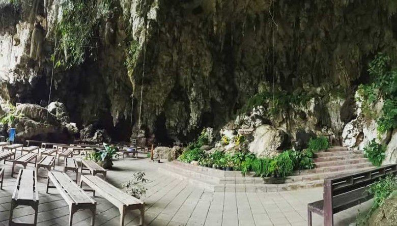 4. Ada Altar Bangunan Kudus di Tengah Goa