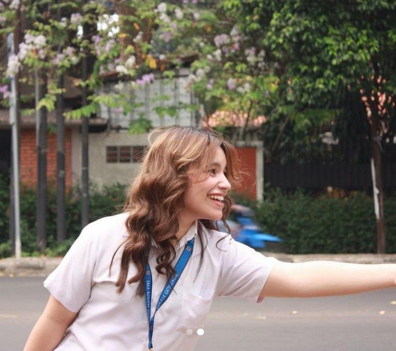 Andleeb Rishi diketahui merupakan lulusan SMA Kolese Gonzaga Jakarta. Kelulusan adalah salah satu paling berkesan baginya.