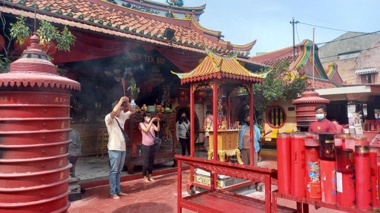 3. Berkunjung ke Kelenteng