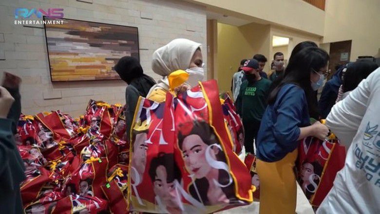 5. Uniknya, Nagita mempersilahkan karyawannya untuk memilih sendiri hampers-hampers tersebut.