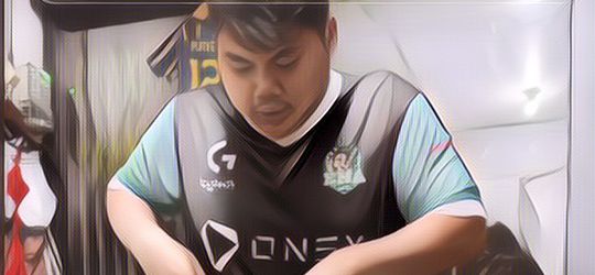 Ngakak! Ada Tren Pakai Sarung Bermotif Spanduk Pecel Lele