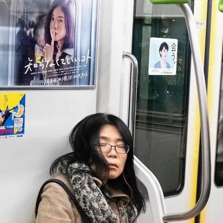 2. Pas banget! Seolah-olah wanita dalam poster menyuruh untuk tidak berisik karena ada yang tidur